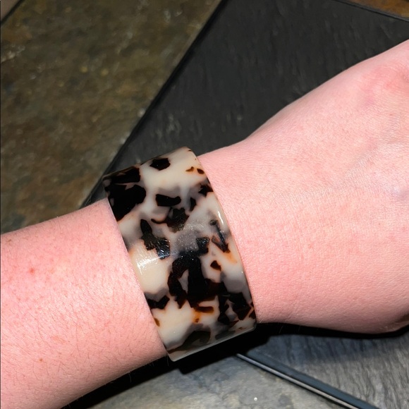 Tortoise Shell Patterned Bracelet - Picture 1 of 5